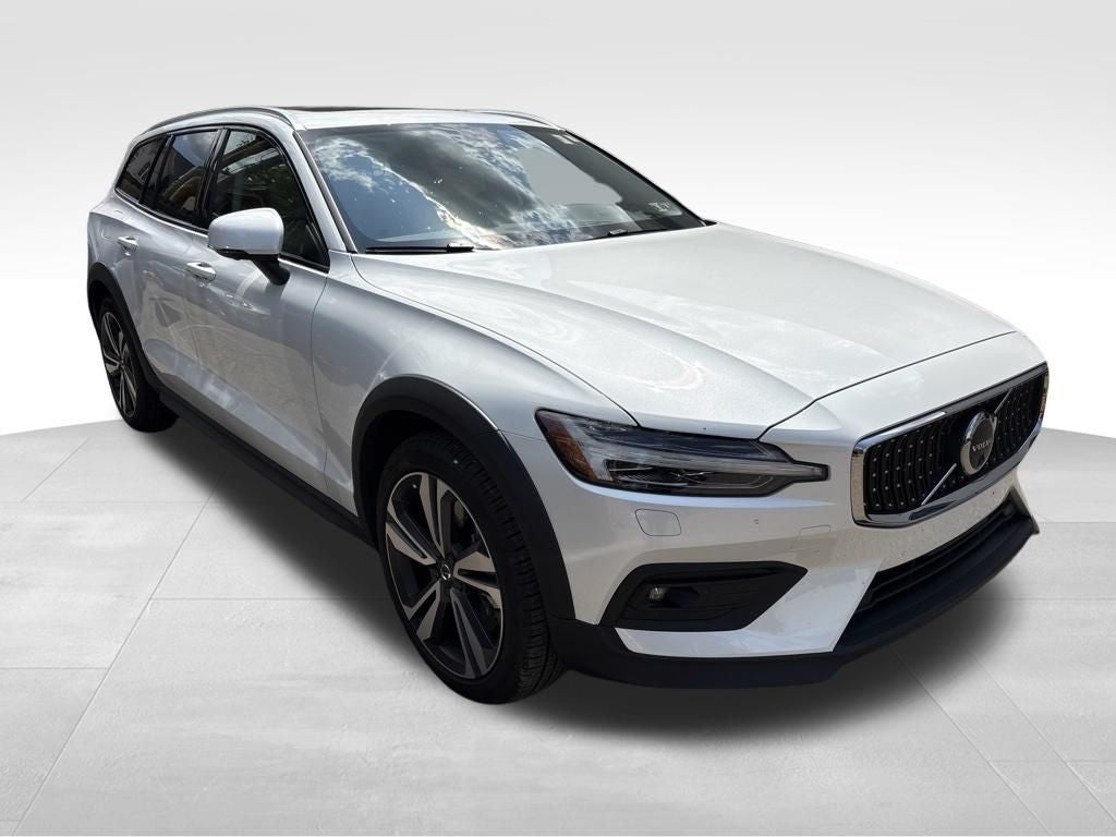 2025 Volvo V60 Cross Country B5 Plus
